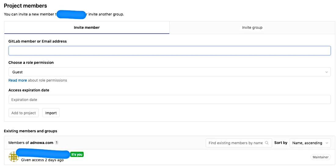 Gitlabのプロジェクトメンバー設定ページ。ユーザーの招待が出来るがGitlabアカウントは必須